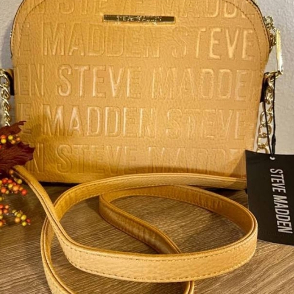 ❤️❤️Sold❤️❤️NWT STEVE MADDEN BMARYLIN LOGO CROSSBODY BAG Gold